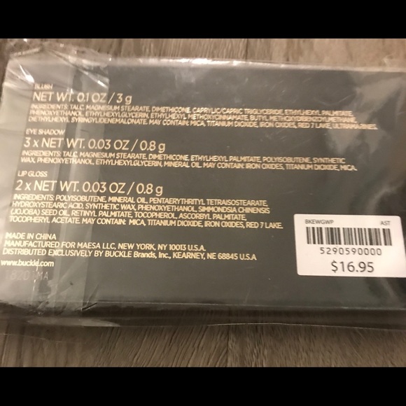 NWT Gimmicks makeup palette & brush set - Picture 2 of 2